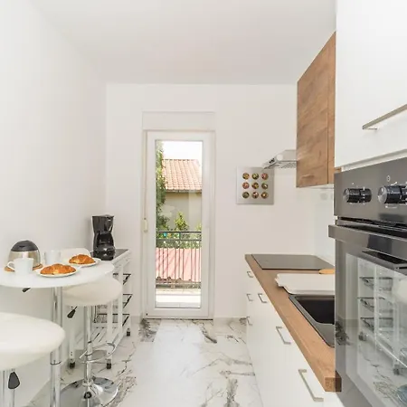Apartment And Mira *
