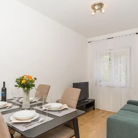 And Mira Apartment *